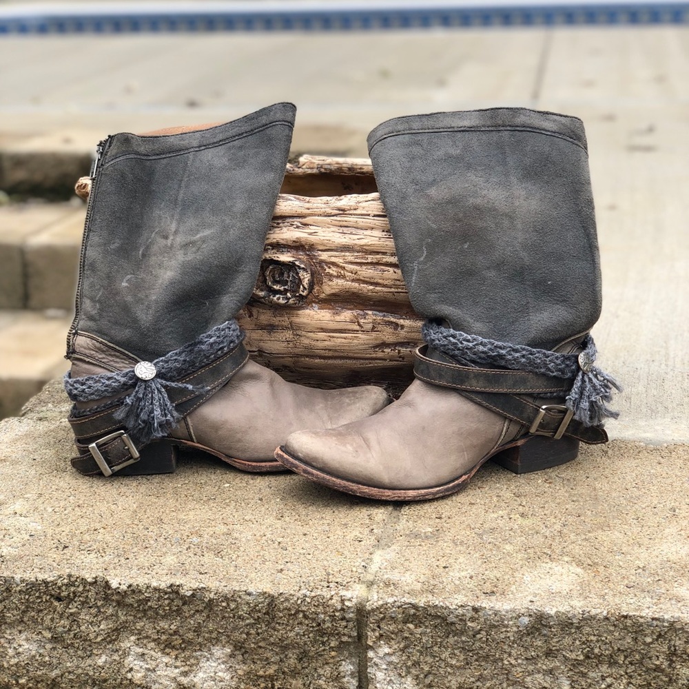 Buckle Indie Spirit Distressed Boots - Picture 6 of 6